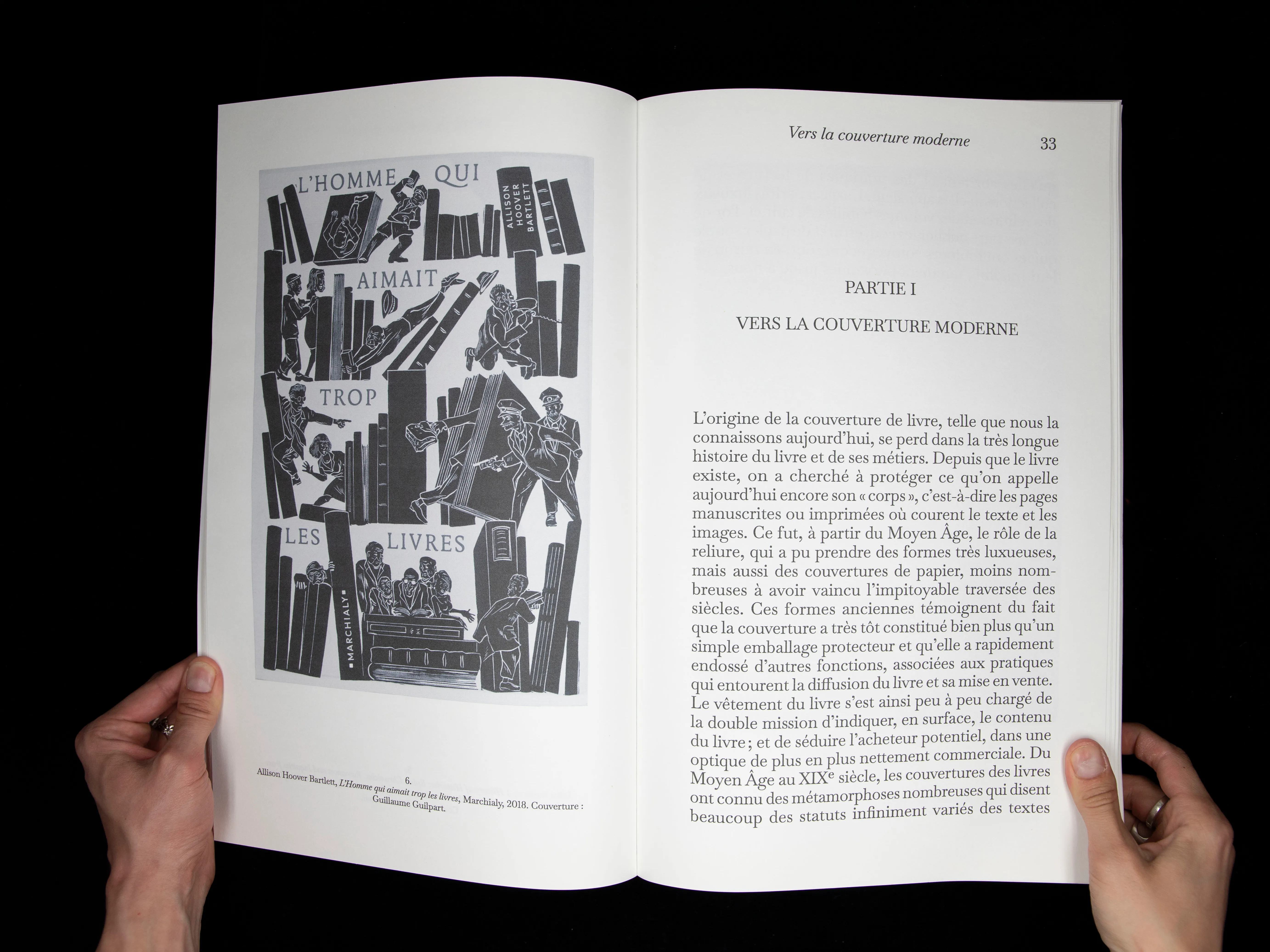 Livre ouvert sur une couverture illustrée et la partie Vers la couverture moderne.