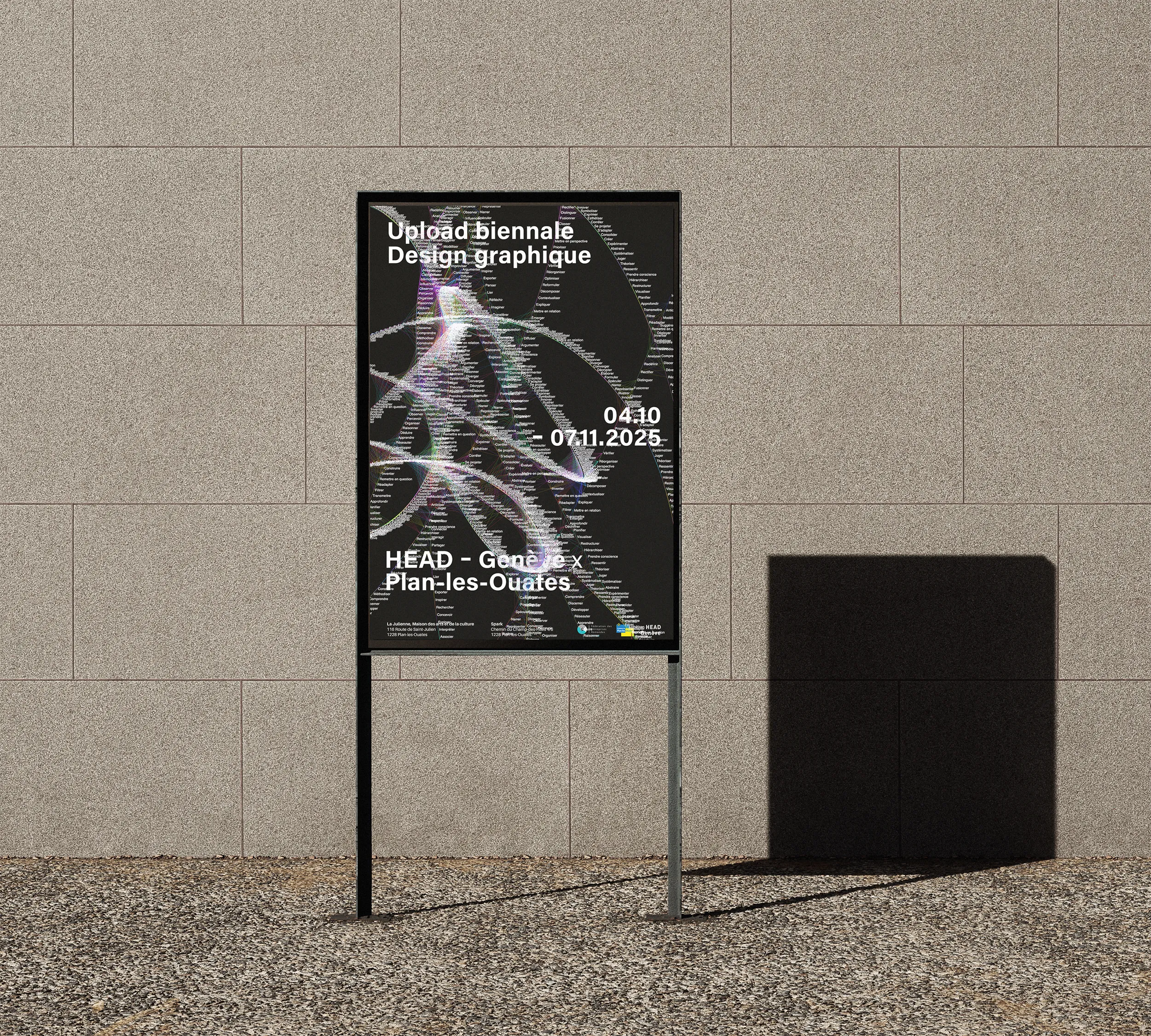 Affiche UPLOAD sur un panneau extérieur devant un mur en pierre, avec une ombre portée.